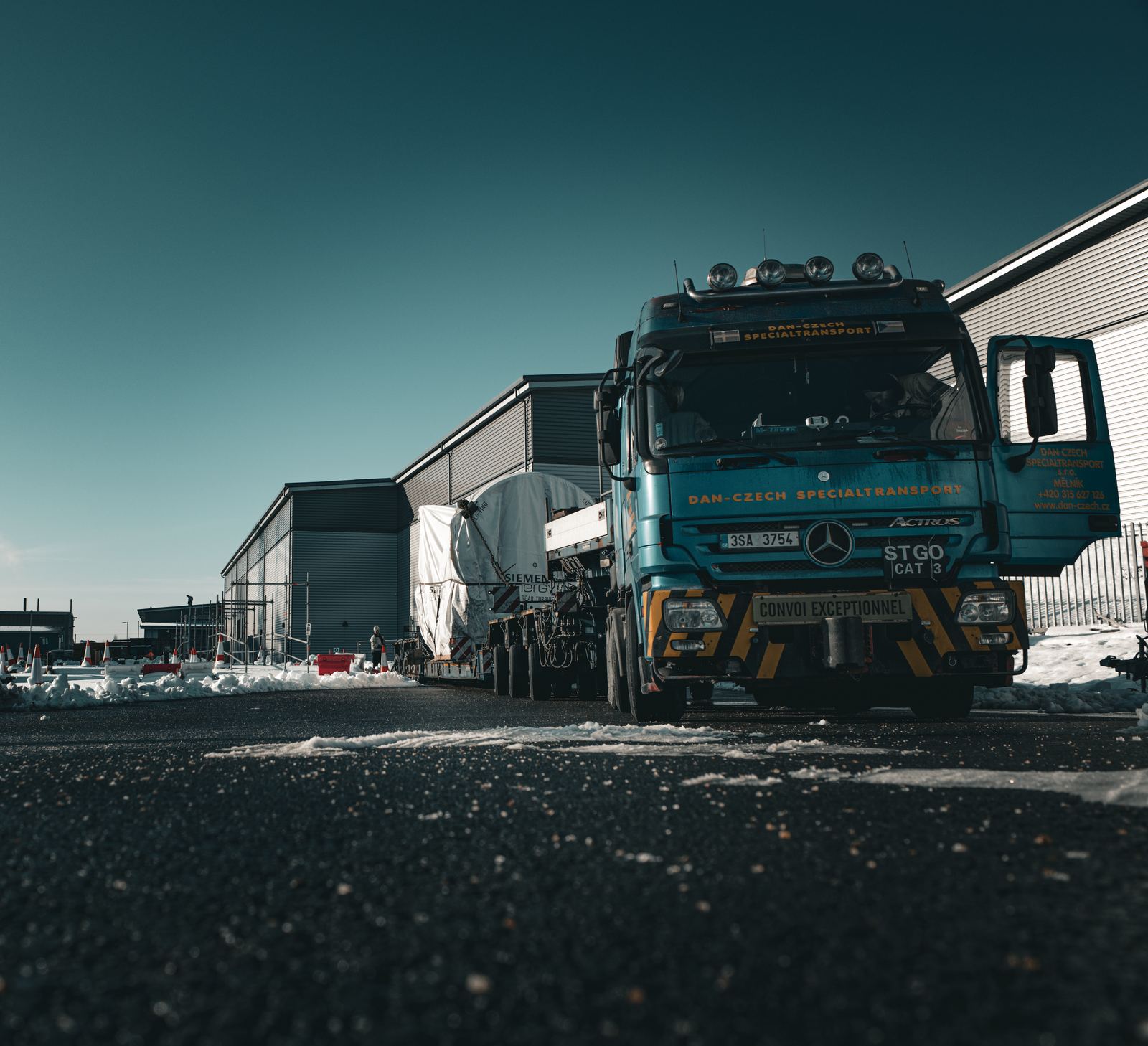 Heavy transport tractor unit with a Siemens Energy turbine in the snow